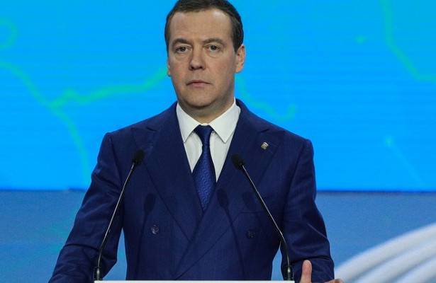 Медведев поздравил защитников Отечества с праздником