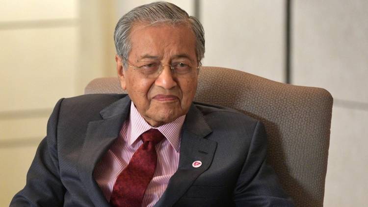 Премьер-министр Малайзии подал в отставку в 94 года