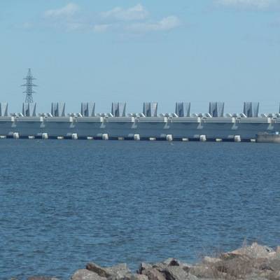 В Петербурге закрыли затворы комплекса защитных сооружений от наводнений, в Финском заливе