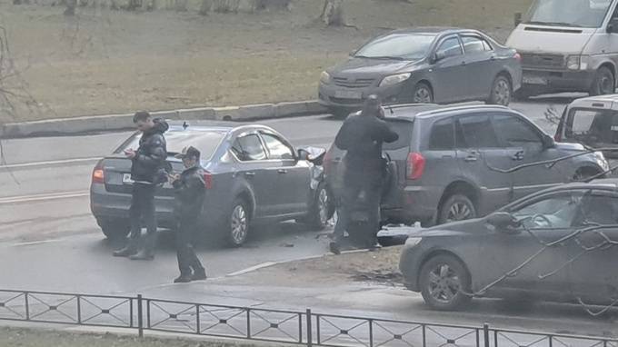 "Skoda" влетела в припаркованную машину на проспекте Кузнецова