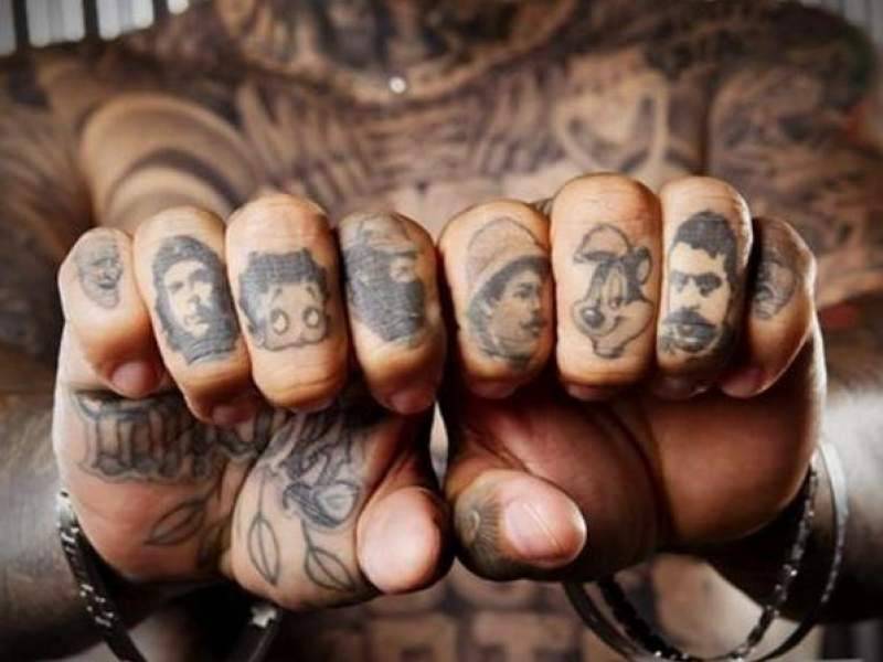 Преступников в России начнут искать по татуировкам и походке