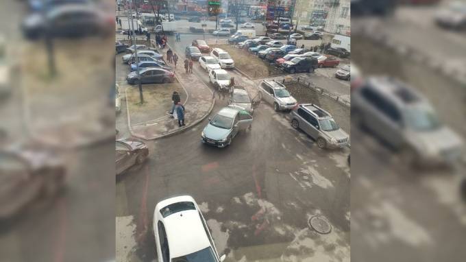 Две машины столкнулись при въезде в ТЦ "Ульянка"