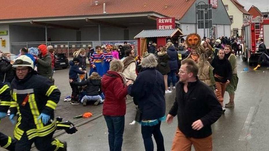 Неизвестный врезался на автомобиле в толпу участников карнавала в Германии