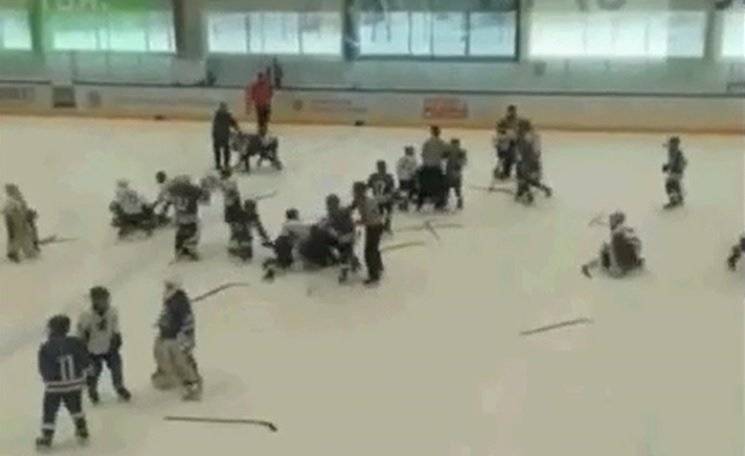 11-летние хоккеисты устроили массовую драку прямо во время игры