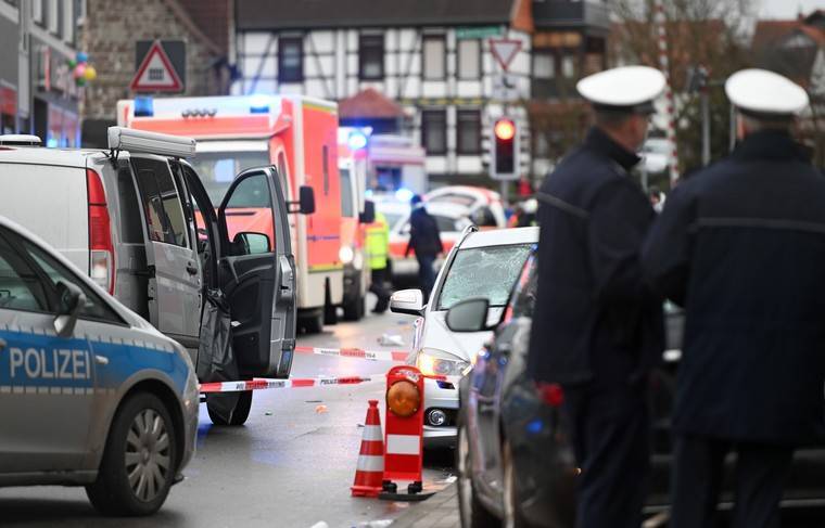 Полиция: водитель умышленно направил машину на людей в Фолькмарзене