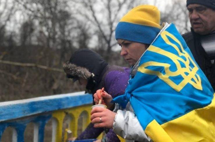 Всё для эвакуированных: в Новых Санжарах раскрасили мост в цвета украинского флага