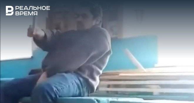 Соцсети: в Татарстане школьники сняли на видео пьяного трудовика