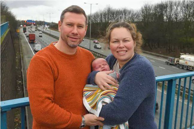 Малыш появился на свет в машине по пути в роддом — и автомагистраль указали как официальное место рождения