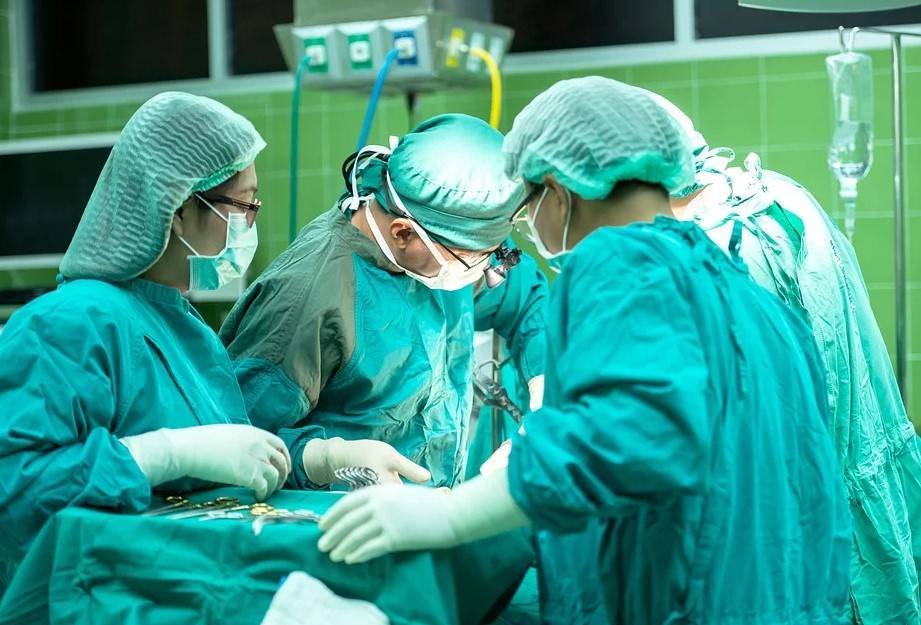 Хирурги впервые в истории успешно пересадили кисть руки от живого донора - vm.ru - Ханой