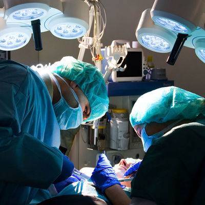 В Ханое провели первую в мире операцию по пересадке кисти руки от живого донора