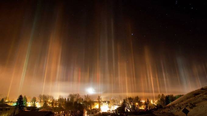 Петербуржцы заметили в небе яркие световые столбы