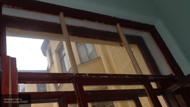 15-летняя школьница выпала из окна в Петербурге из-за ссоры с родителями