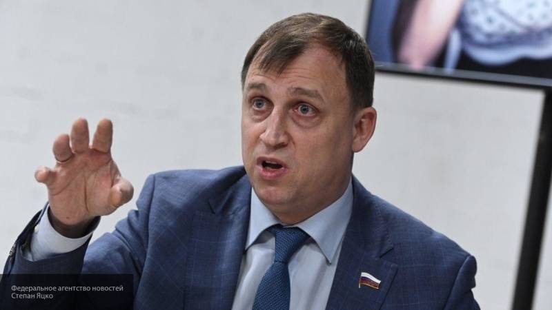 Депутат Вострецов предложил ввести штрафы за оскорбления учителей