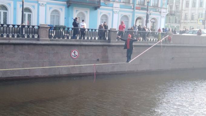 Канатоходец прошел над каналом Грибоедова без страховки
