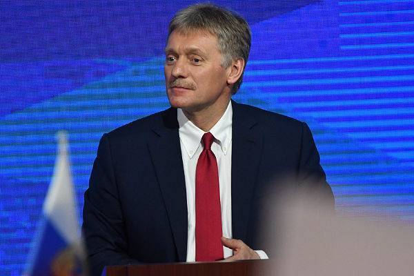 Песков назвал маниакальными обвинения РФ во «вмешательстве в выборы» в США