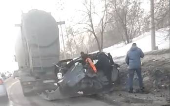 Цементовоз смял легковушку: смертельное ДТП в Кемерове сняли на видео