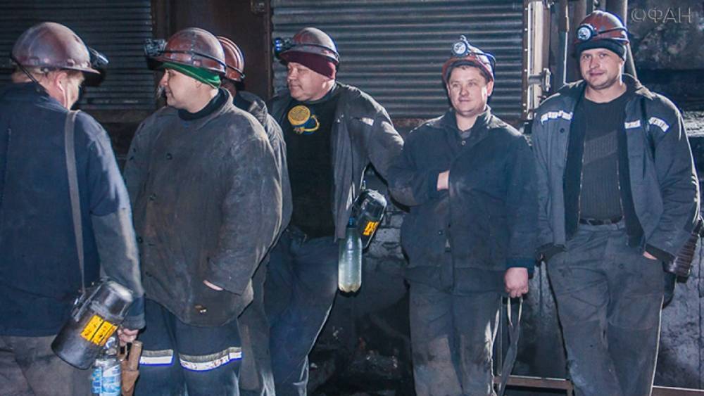 Украинские министры могут остаться без зарплаты из-за большого долга шахтерам