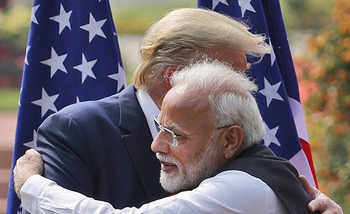 «Намасте, Трамп»: на встрече с Трампом в Индии собралось больше людей, чем на любом из его митингов в США (Forbes, США)