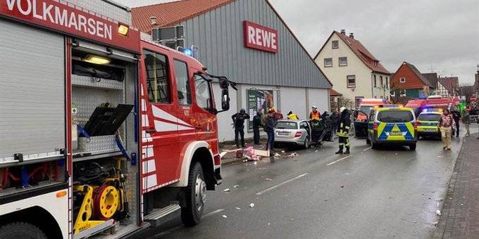 Десятки человек, в том числе дети, получили ранения после того, как автомобиль врезался в толпу на карнавале в Германии