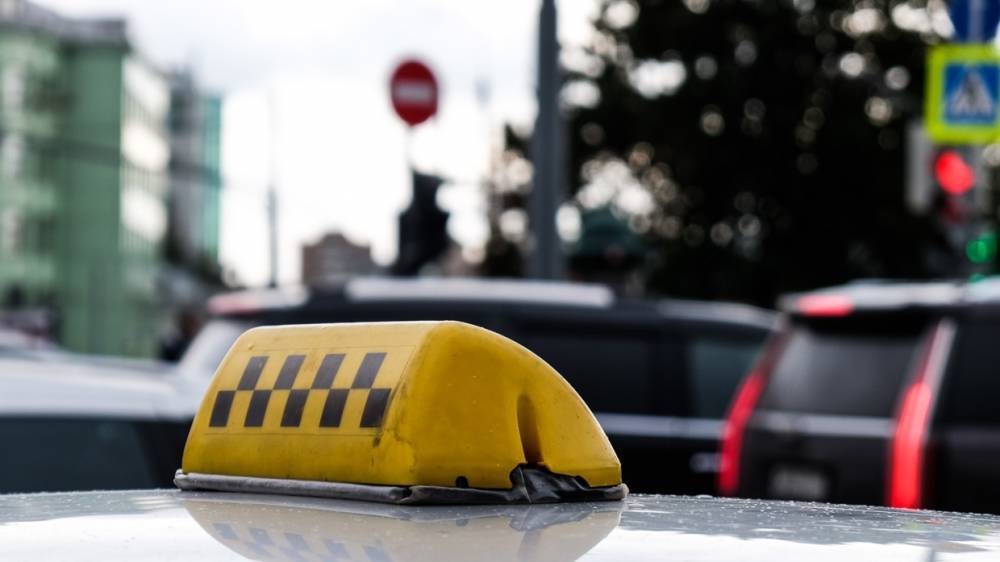 Пьяный таксист из Энгельса протаранил пять машин и скрылся с места ДТП