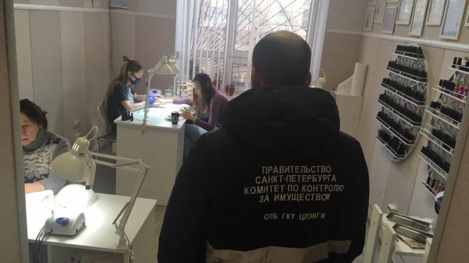 В Петербурге убрали незаконные маникюрный салон и театральную студию
