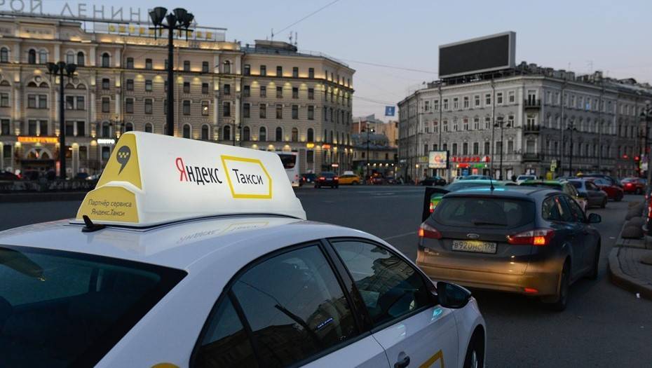 Суд в Петербурге взыскал с "Яндекс.Такси" 350 тыс. рублей компенсации за ДТП