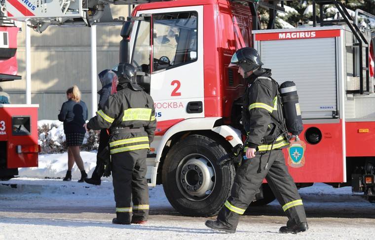 В Москве спасатели эвакуировали детей из-за задымления в школе