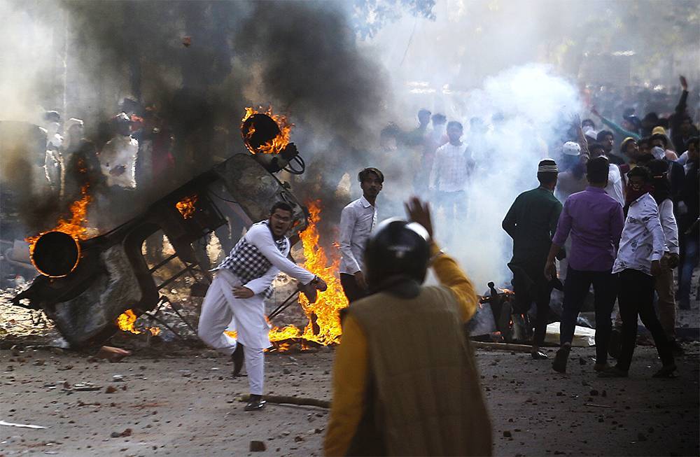 Больше 10 человек погибли во время протестов в Индии