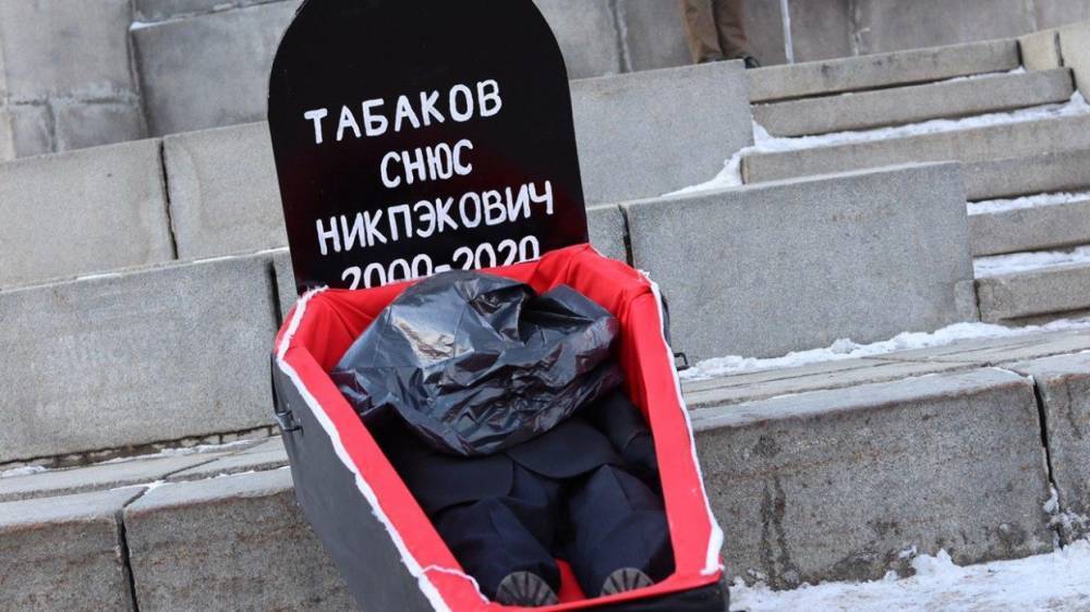 Гроб в знак протеста выставили перед мэрией Екатеринбурга