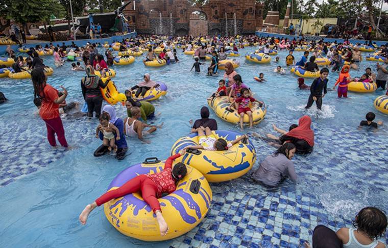 Индонезийская чиновница рассказала о риске забеременеть в бассейне