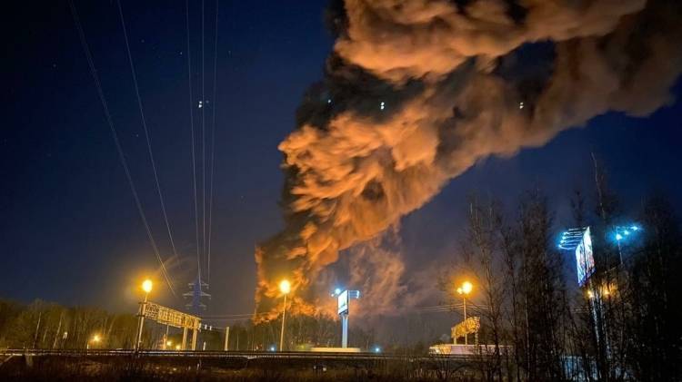 Два склада на площади 4000 квадратных метров горят в Подмосковье