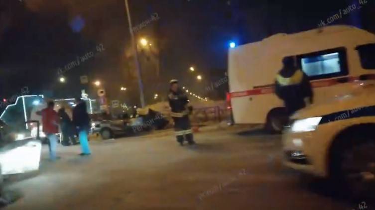«Машина стояла без крыши»: серьёзное ДТП в Кемерове сняли на видео
