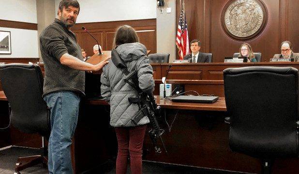 11-летняя девочка принесла штурмовую винтовку AR-15 на слушание по закону о ношении оружия