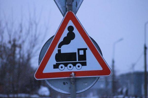 Локомотив столкнулся с микроавтобусом на Сахалине: водитель серьезно ранен — Происшествия, Новости России