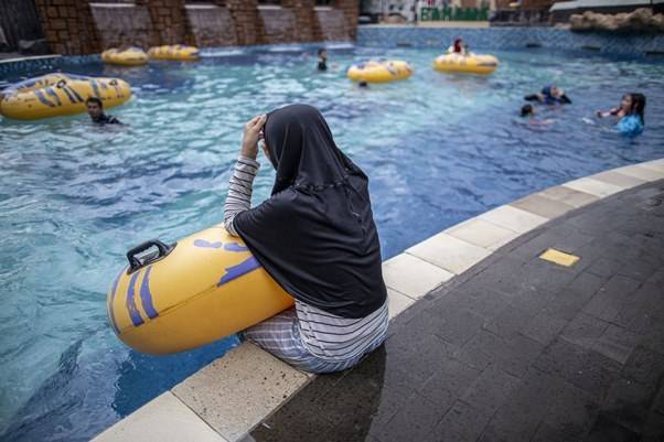 В Индонезии чиновница предупредила женщин о риске забеременеть в бассейне с мужчинами