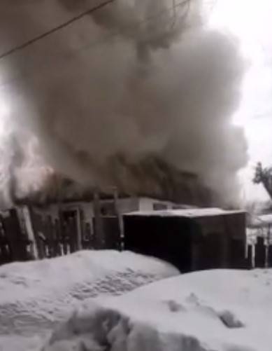 Крупный пожар в жилом доме в Кузбассе сняли на видео