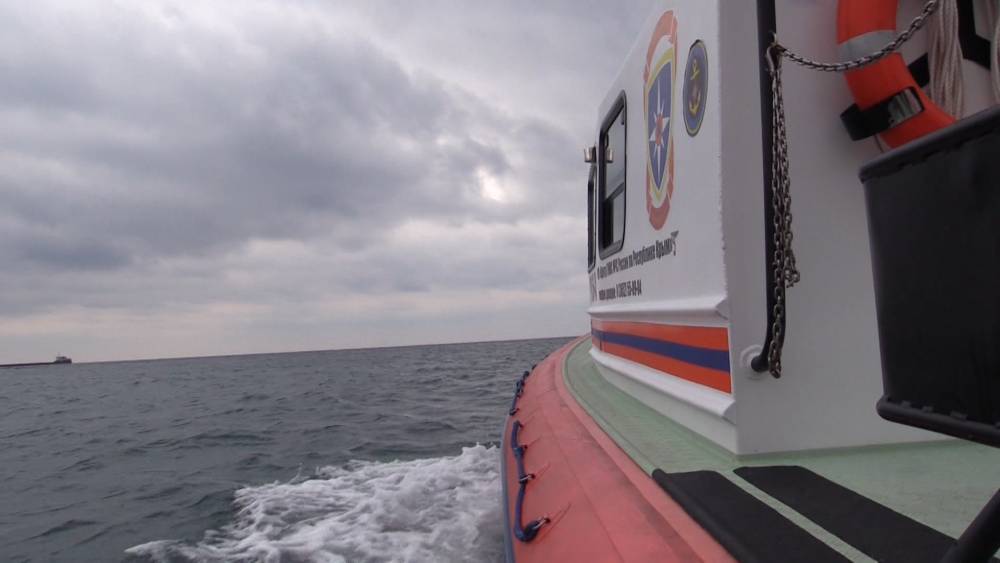 Спасатели организовали поиски детей, унесенных потоком воды в Черное море