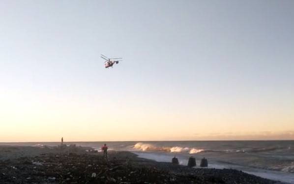 Вертолет вылетел на поиски детей, пропавших при шторме в Сочи