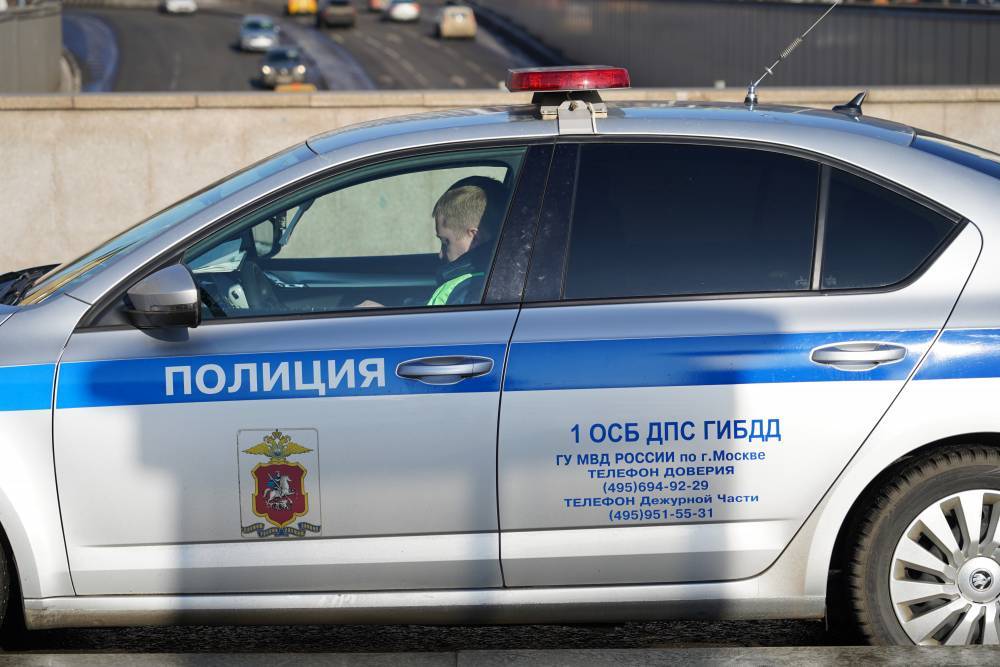 Грузовик опрокинулся после столкновения с автомобилем на юге Москвы