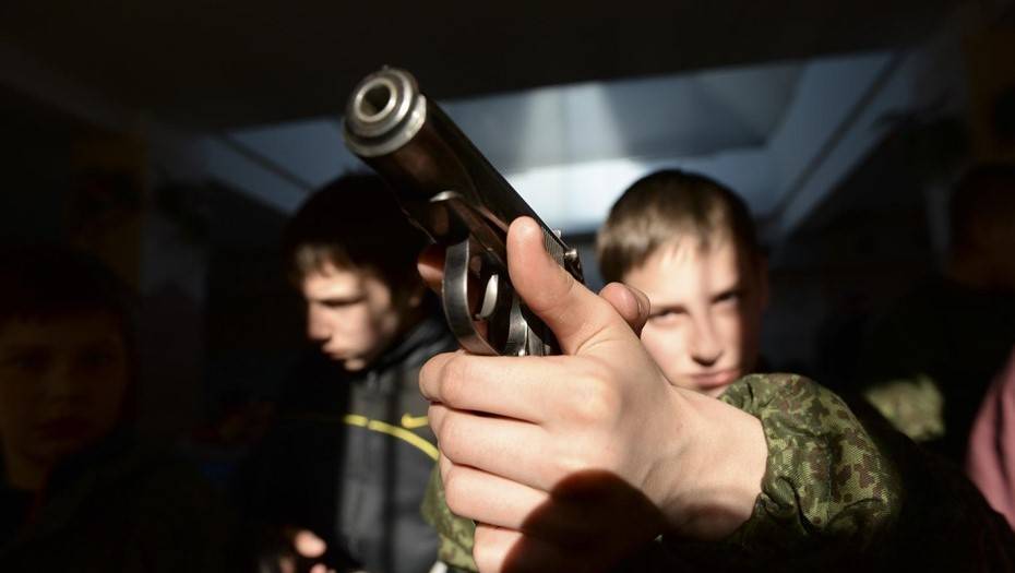 ФСБ задержала двух подростков при подготовке массового убийства в школе Саратова