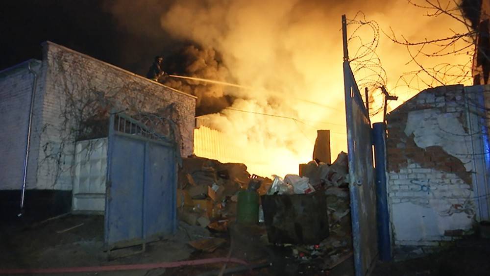 Склад с резиной сгорел в Красногорске (видео)