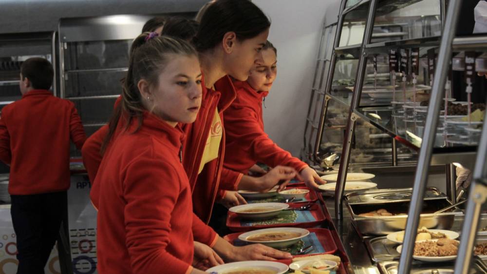 Совет Федерации одобрил закон о бесплатном горячем питании для младшеклассников