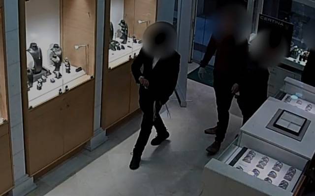 Видео: прикинулся ортодоксом и украл часы за десятки тысяч шекелей из магазина Раананы