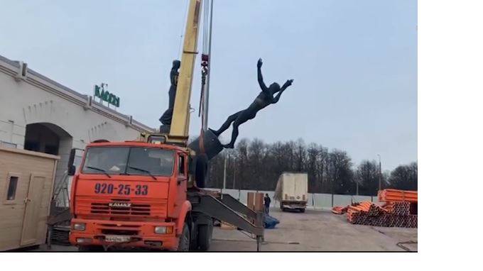 На "Газпром Арену" привезут скульптуры с СКК