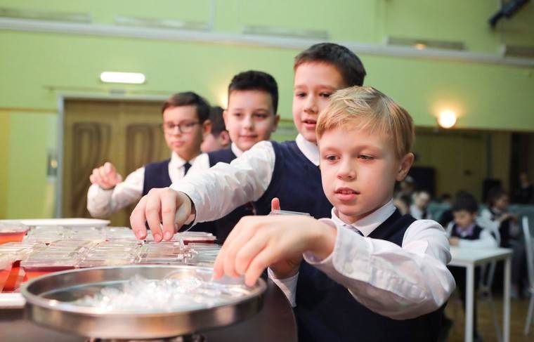 Совфед одобрил закон о бесплатном горячем питании для младшеклассников