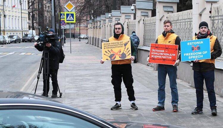В Москве начался пикет в поддержку Sputnik Эстония