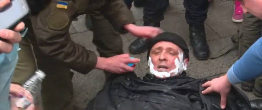 «Так жить нельзя»: Под окнами Зеленского загорелся протестующий