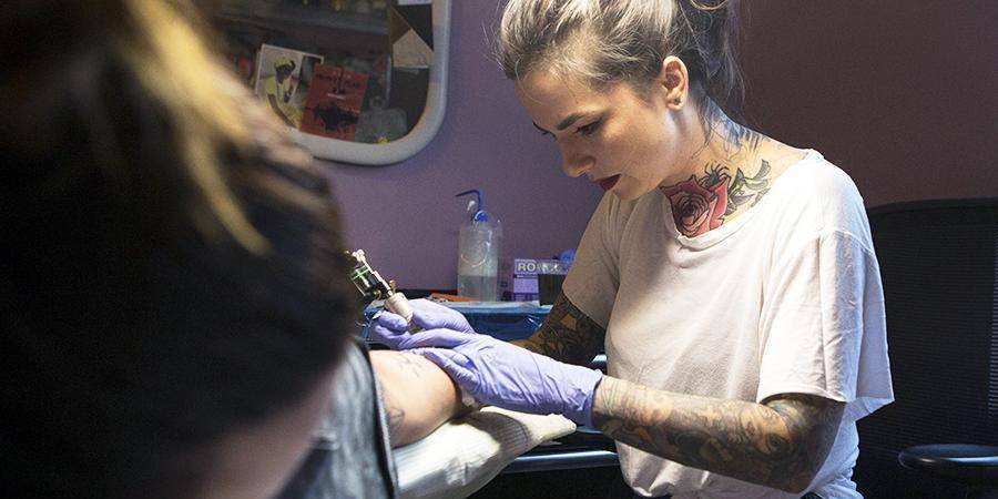 Ургант поиронизировал над инициативой Онищенко о запрете татуировок