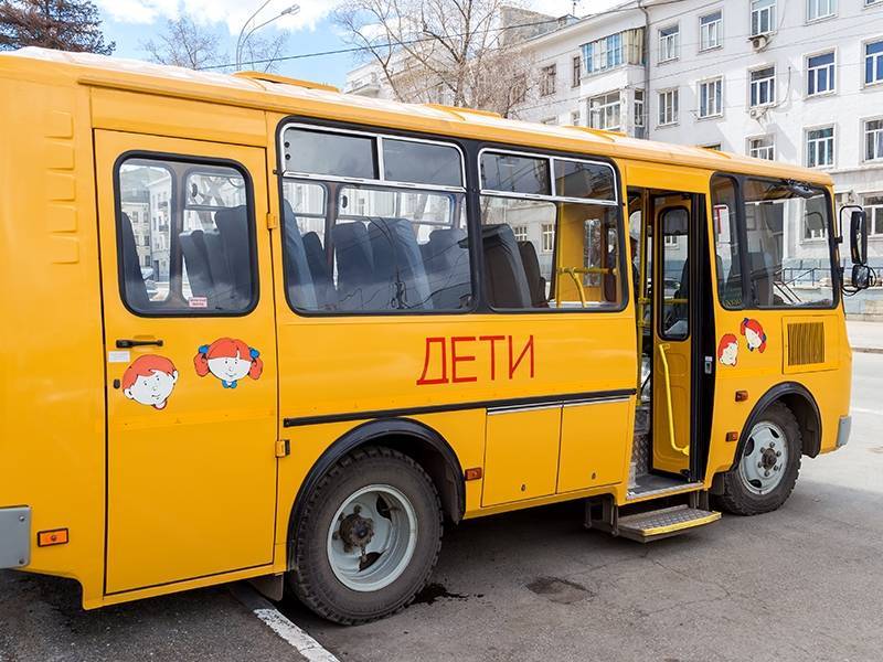 Школьный автобус под Петербургом вылетел в кювет из-за смерти водителя