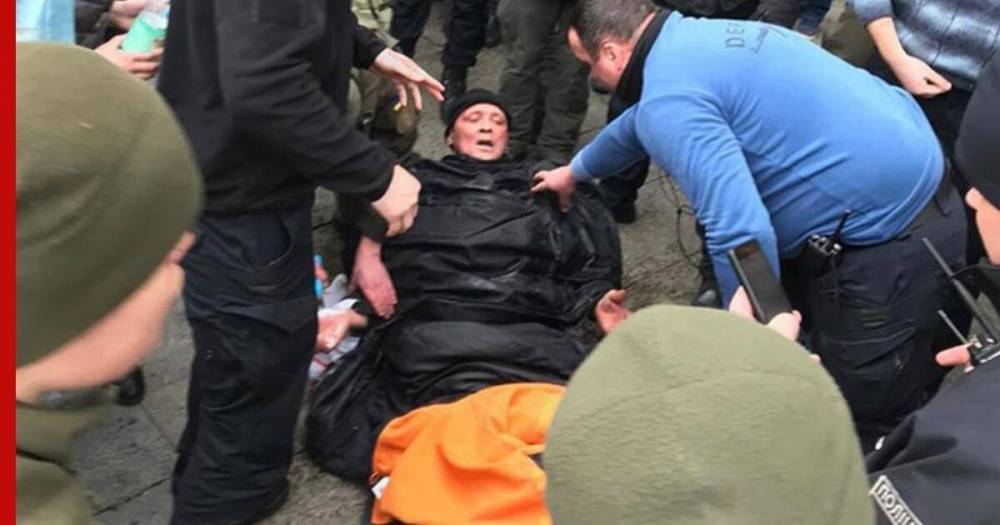 В Киеве мужчина пытался сжечь себя у офиса Зеленского